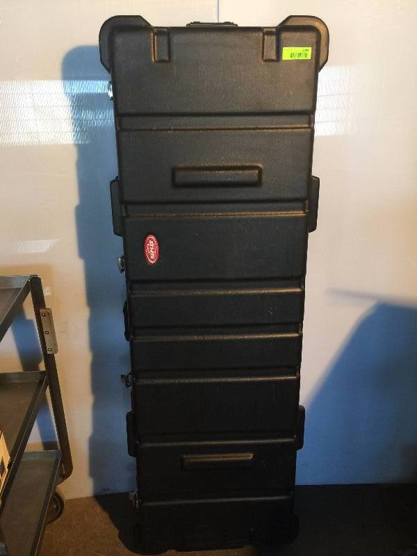 lot 3084 image: SKC Gator case for audio equipment