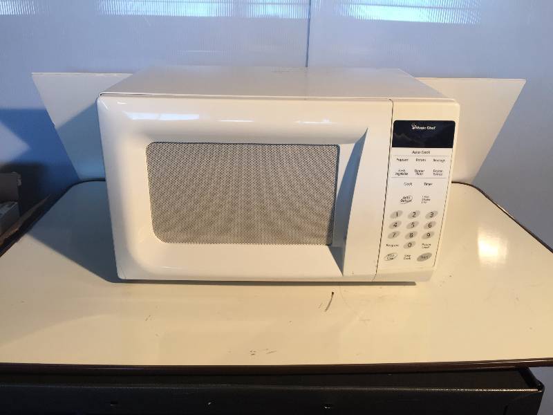 lot 3086 image: magic chef microwave