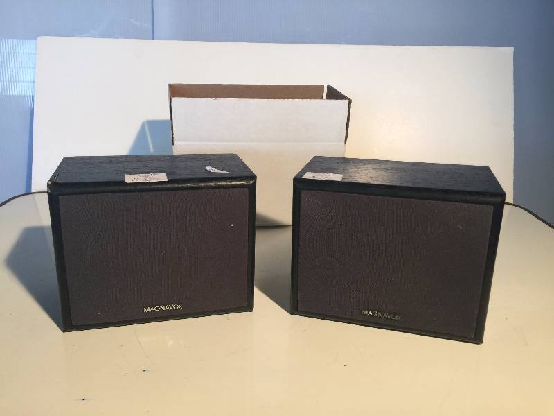 lot 3236 image: Pair of magnavox speakers