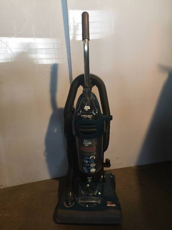 lot 3255 image: dirt devil vacuum