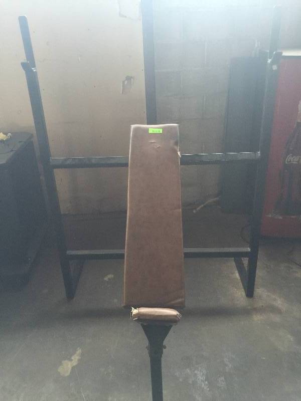 lot 3294 image: weight bench