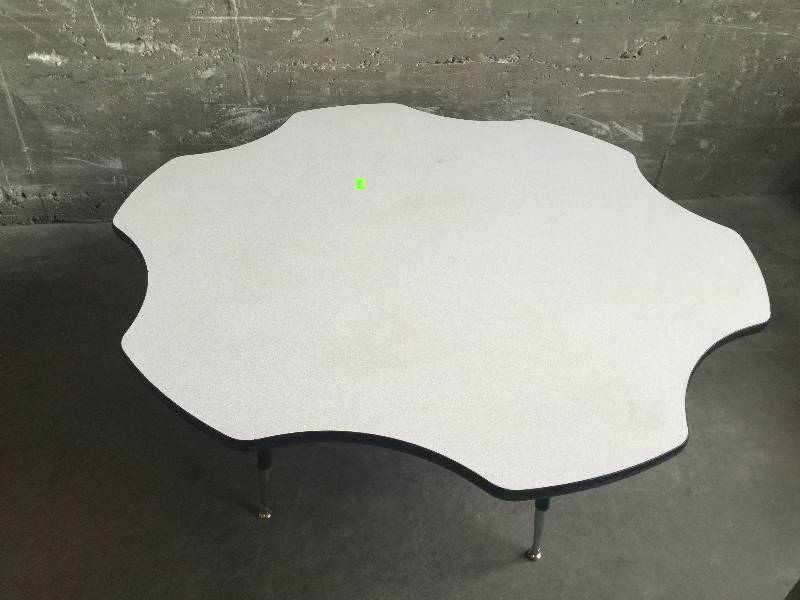 lot 3298 image: Adjustable kids school table