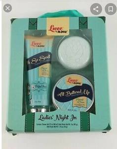 lot 23092 image: Luve By Mr Bubble Sea Salt Sweet & Clean Bath Set Ladies Night In