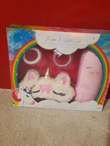 lot 23245 image: 3-In-1 Bath Set- Cotton Candy Scent 3-in-1 Shampoo, Conditioner and Body Wash with Sleep Mask and 2 Hair Coils