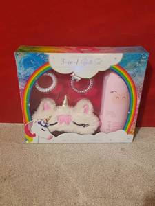 lot 23306 image: 3-In-1 Bath Set- Cotton Candy Scent 3-in-1 Shampoo, Conditioner and Body Wash with Sleep Mask and 2 Hair Coils