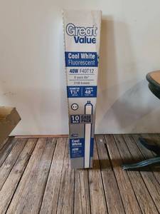 lot 8070 image: 6 pack fluorescent light