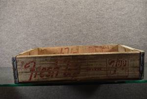 lot 1373 image: Vintage Fresh Up with 7UP Crate  Manufactured Early 1970s  12 x 18-12