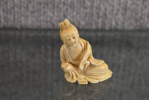 lot 1421 image: Vintage Netsuke Figurine  2