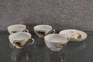 lot 1446 image: Vintage Dragonware 3 Cups and 2 Saucers  Geisha Girl In Bottom of Each Cup