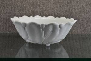 lot 1447 image: Vintage Milk Glass Patterned Bowl  9