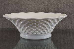 lot 1432 image: Vintage Milk Glass Hobnail Bowl  9