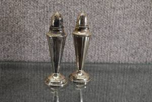 lot 1440 image: Set of 2 Pair of Weighted Sterling Silver Salt and Pepper Shakers  85 g Total Weight  5
