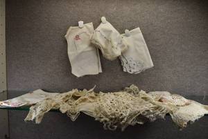 lot 1468 image: Lot of Vintage Variety Of Doillies  Different Sizes and Shapes