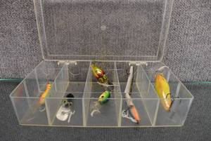 lot 1475 image: Lot of 6 Lures Various Makers in Plastic Container  Heddon, Wiggle, Cordell Brands Included