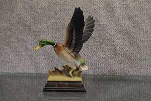 lot 1479 image: Vintage Flight of the Mallard Special Edition Statue  Birds in Flight Collection  Nice Figure for any Duck Hunter  8 12 Tall