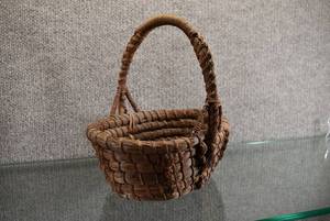 lot 1483 image: Vintage Authentic Handmade Native American Handled Basket Pine Needles  Coiled Pine Needles  Lot 1 of 3  9 x 9