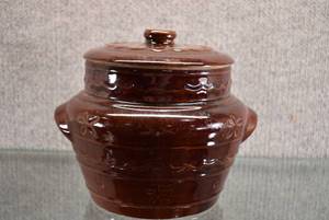 lot 1499 image: Vintage Mar-Crest Stoneware Bean Pot wLid  Oven Proof  Nice  Vented Lid  6 Tall and Round