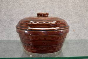 lot 1500 image: Vintage Mar-Crest Casserole Dish wLid  Nice design  Oven Proof  9 12 Round, 5 tall