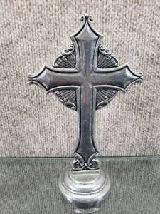 lot 1560 image: Vintage Carson Desktop Cross 2000  Pewter Material  7 12 Tall