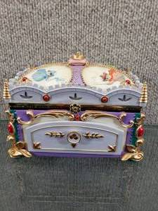 lot 1562 image: Vintage 1959 Wonderland Music Company Musical Jewelry Box  Wind Up Knob Does Not Work  6 x 4