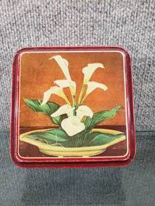 lot 1570 image: Vintage Tin Box w Various Patches and Trinkiets  Some Patches are Girl Scouts