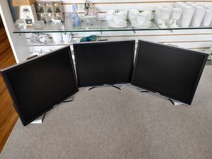 lot 1612 image: Set of 3 Dell LCD Monitors  19 Screens (43 Ratio)  All Work