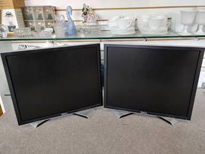lot 1613 image: Set of 2 Dell LCD Monitors  19 Screens (43 Ratio)  All Work