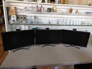 lot 1624 image: Set of 3 Dell LCD Monitors  20 Screens (169 Ratio)  All Work