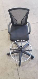 lot 4346 image: Black Hydrolic Officd Chair Missing Base Connector For Chair And Wheels