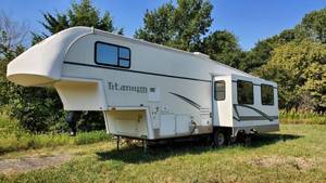 lot 2922 image: 2002 Titanium Glendale RV 32E37DS 5th Wheel