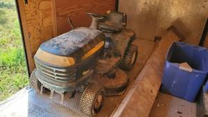 lot 2933 image: Craftsman LT1000 Riding Mower