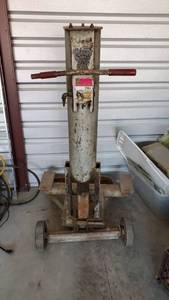 lot 2984 image: 100 Lift