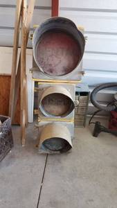 lot 2987 image: 3ft Traffic Light