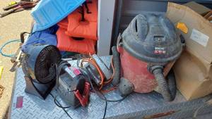lot 4192 image: Battery Charger, Mini Fan, 6.5in Skilsaw, 5 Gal Shop Vac