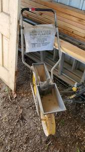 lot 9008 image: Garden Seed Row Planter