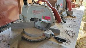 lot 9048 image: Milwaukee 19in Miter Saw