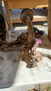lot 9051 image: Antique Barn Pulley