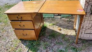 lot 9055 image: Antique Desk
