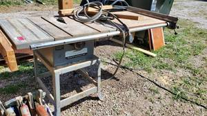 lot 9056 image: Delta Model 10 Table Saw 220V