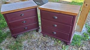 lot 9072 image: (2) Matching Nightstands