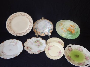 lot 3161 image: Vintage Collector Plates & Platter (8 ea)
