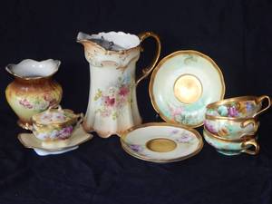 lot 3146 image: Tea Cups & Saucers, Vase & Trinkets