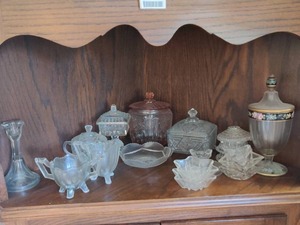 lot 3135 image: Shelf of Vintage Glassware