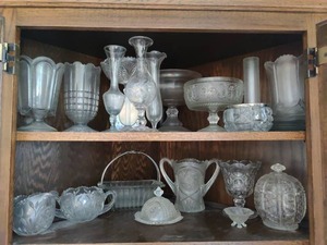 lot 3134 image: Shelves Full of Collectable Glassware