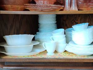 lot 3114 image: Shelf of Dishes