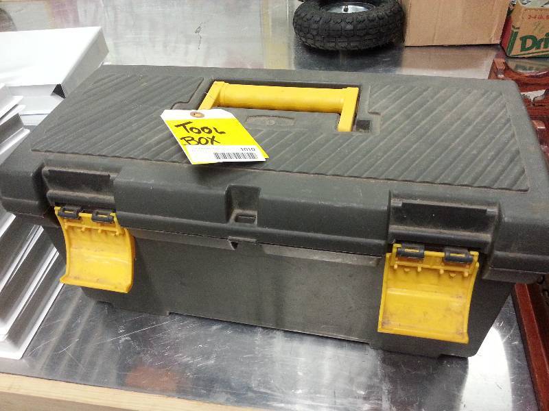 lot 1010 image: Nice used HD plastic tool box with latches, lift out tray and carring handle
