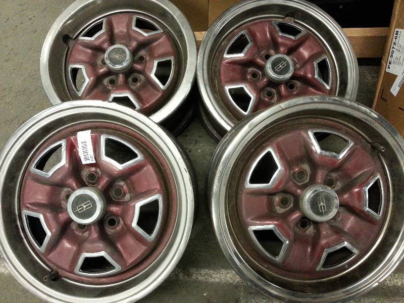 lot 1016 image: Complete set of 4 Olds mobile sport rally style original 14 X 5-12 wheels, rings and center caps