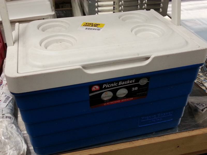 lot 1040 image: In excellent condition is this Igloo Picnic style beverage cooler 19 X 12 X 12