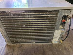 lot 8009 image: Ice Maker without storage bin model EC500HAPB1