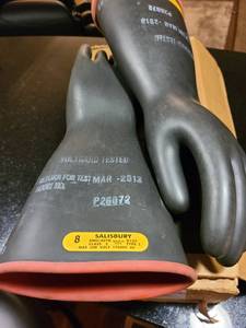lot 8063 image: one pair of insulated gloves